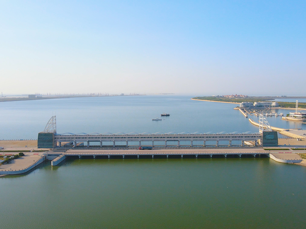 濰坊白浪河防潮閘：建于入海口粉沙質(zhì)海岸潮下帶，與船閘共用邊墩，